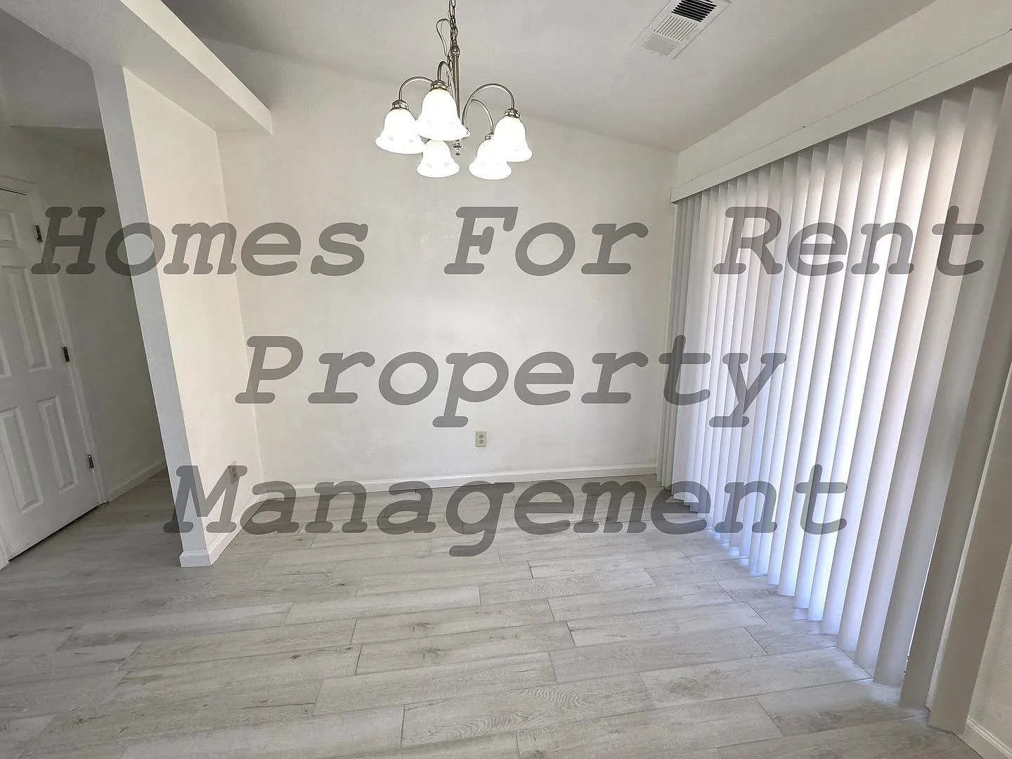 Immaculate 3 Bedroom 2 Bath Home — Photo 3