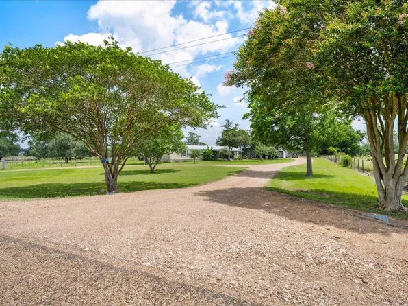 7300 Goehring Rd, Waldeck, TX 78946