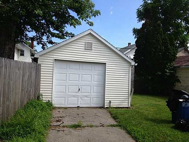 2nd image of 1832 Brussels St