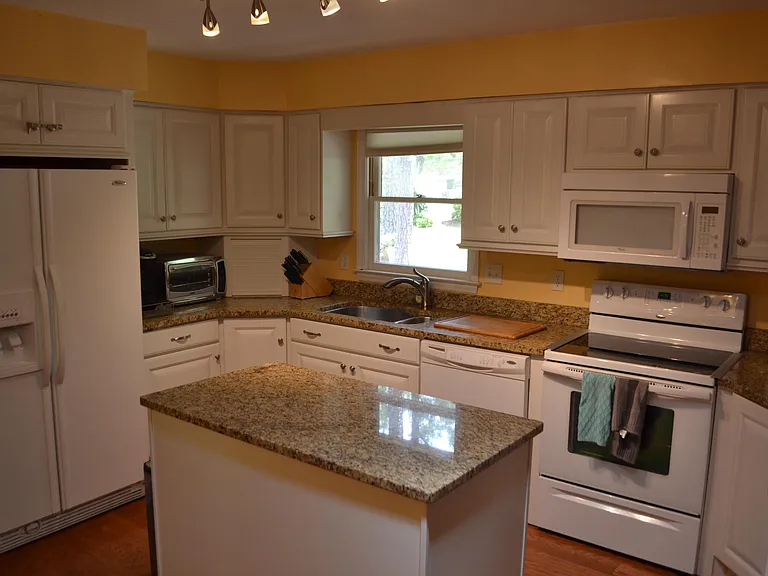 861 Hawthorne Dr — Photo 4