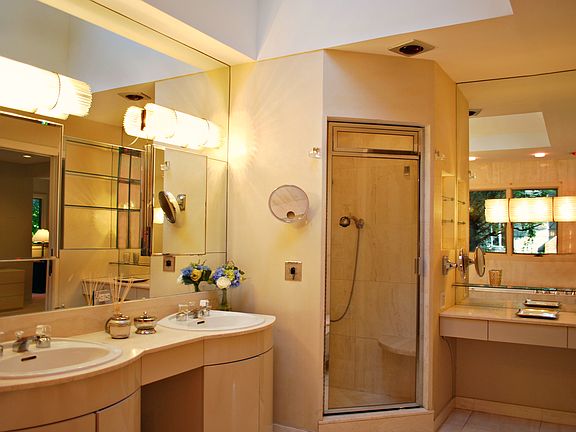 master en suite w/steam shwr