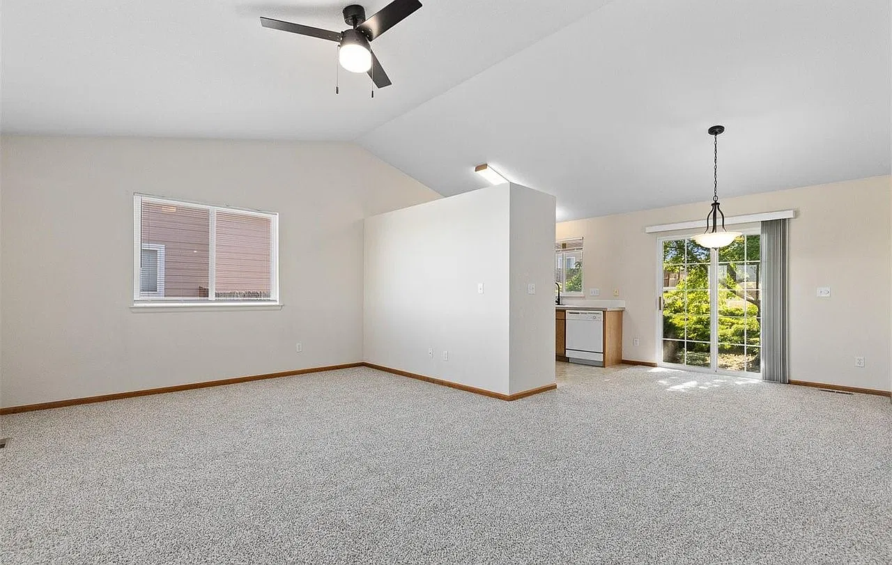 3 bed, 966 sqft, $2,100 — Photo 2