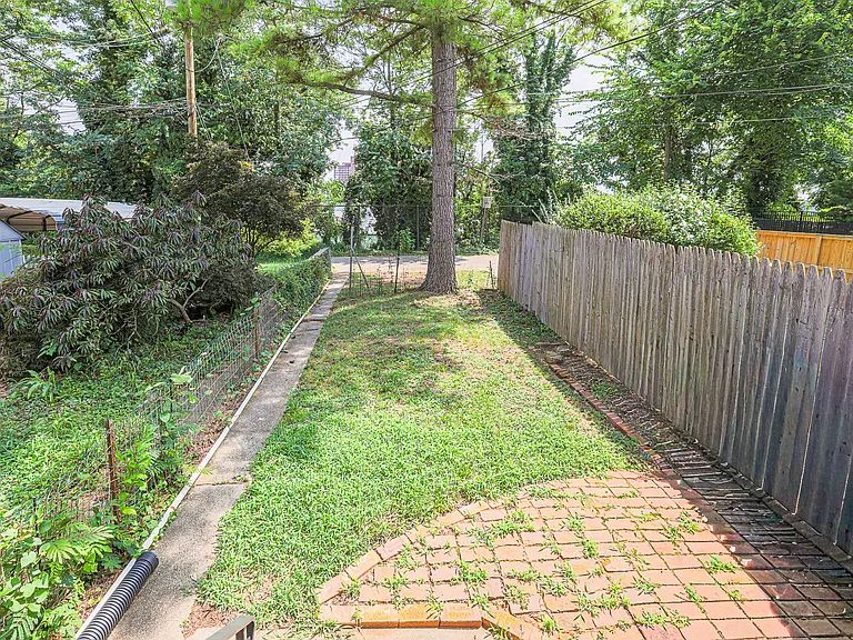 1011 W 42nd St — Photo 36