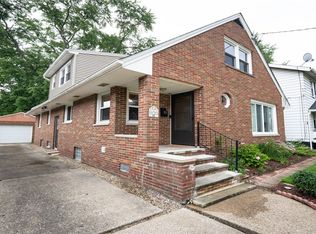 33 Devonshire Dr, Akron, OH 44312