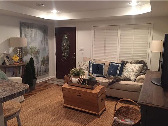 3rd image of 406 Honeysuckle Dr