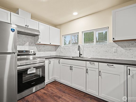 4th image of 2392 Douglas Road #4