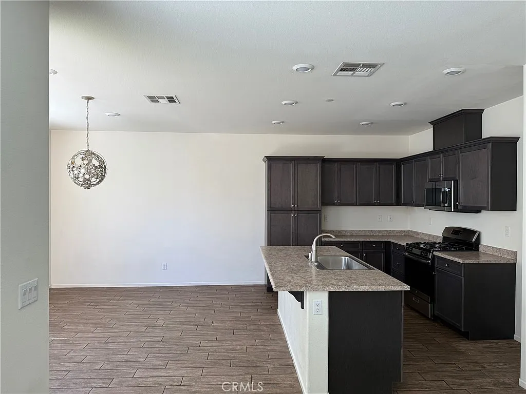 3 bed, 2.5 bath, 1606 sqft, $3,000 — Photo 3