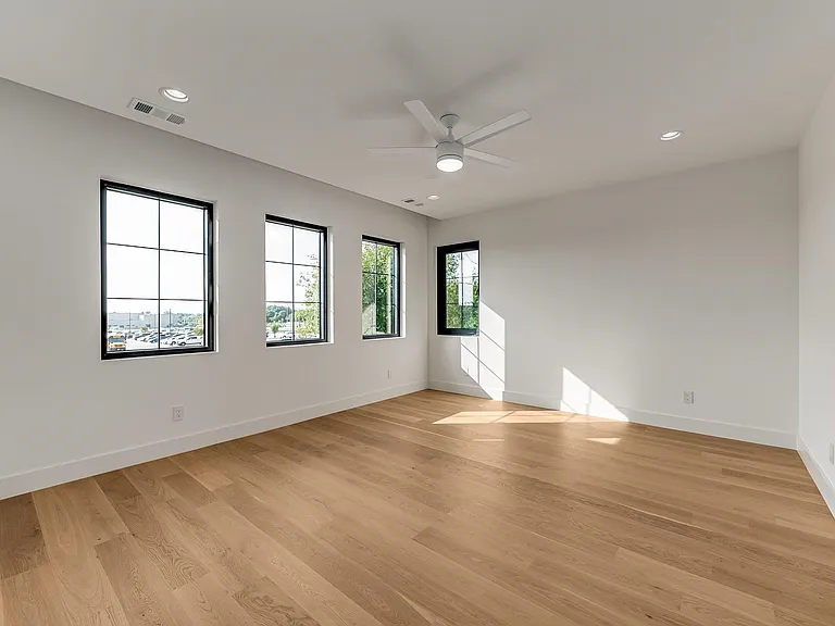 10050 Gooding Dr — Photo 32