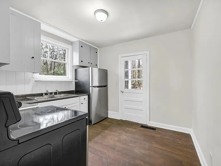 322 Glenn Ave — Photo 3