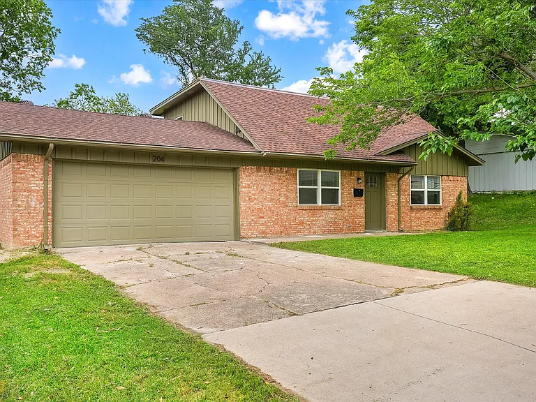 204 Kenway Dr — Photo 2
