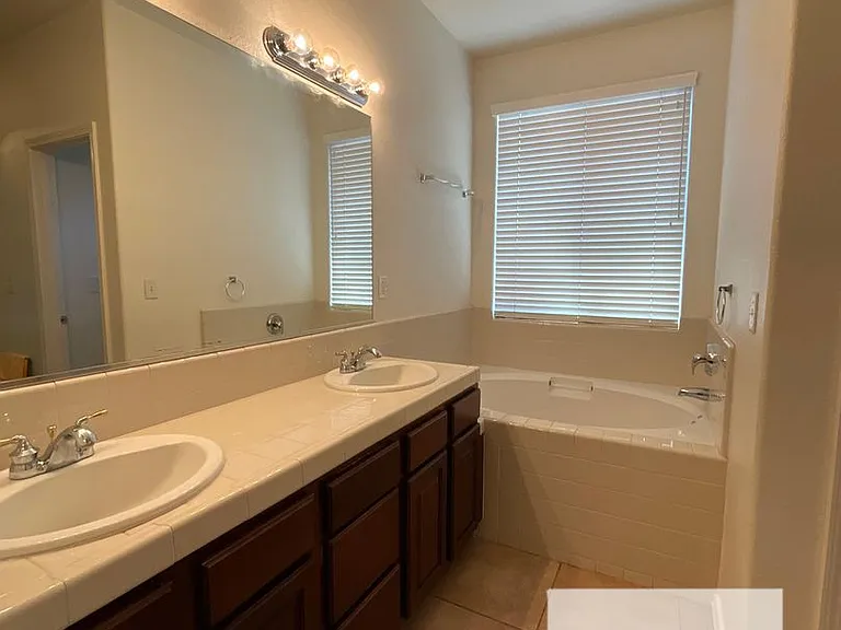 626 W Lisbon Ln — Photo 15
