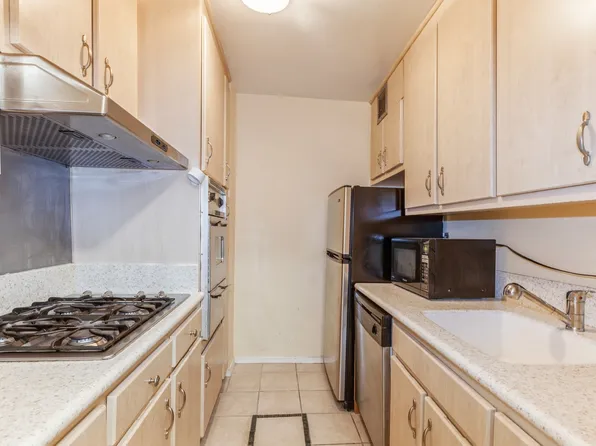 70-25 Yellowstone Boulevard image 9 of 35