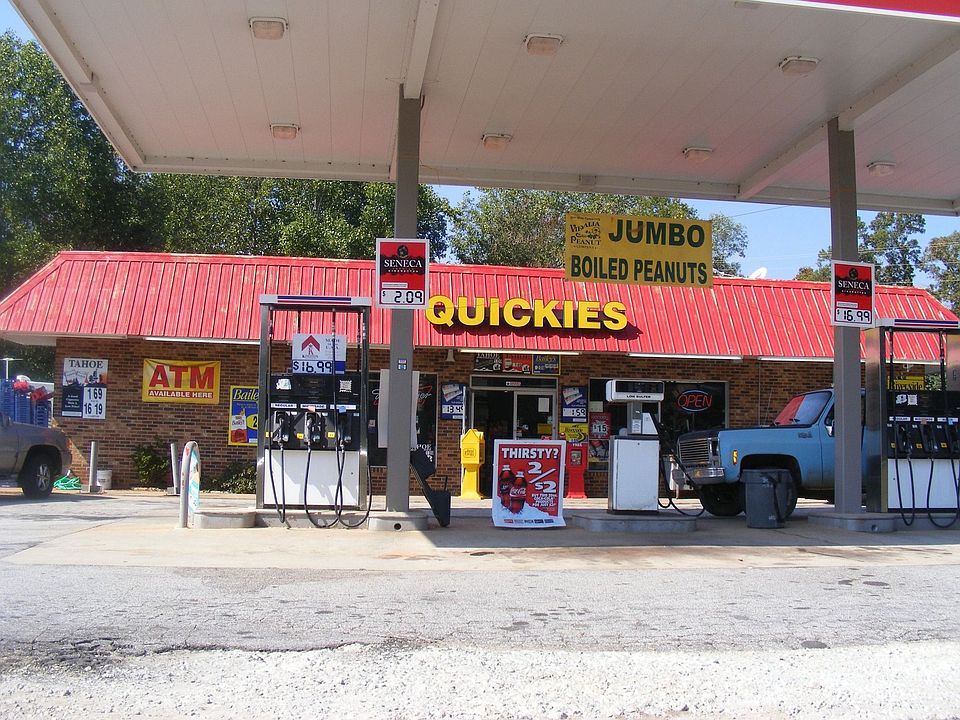 Busy convenience store on scenic Hwy 11