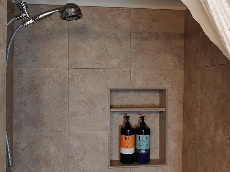 Clean tile in a neutral color and good shower pressure.
