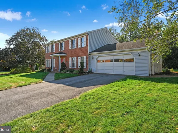 65 Downing Dr, Wyomissing, PA 19610