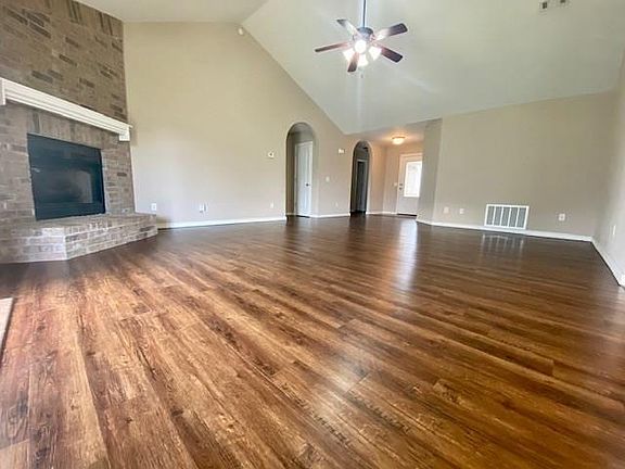 3rd image of 6206 S 37th St