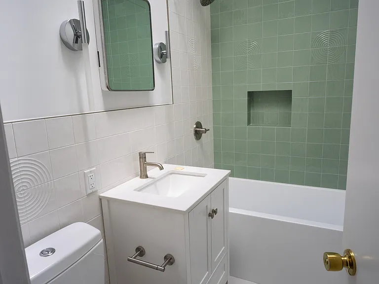 154 Noble St #3 — Photo 6