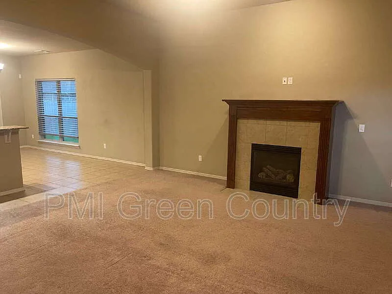 3 bed, 2.0 bath, 1700 sqft, $1,700 — Photo 4