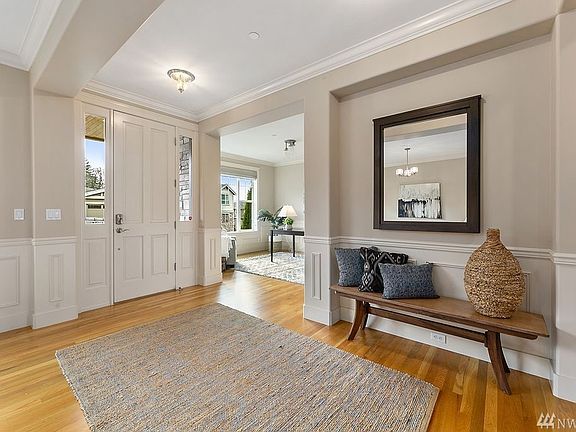 Be greeted by an open and welcoming entrance with wide spaces.