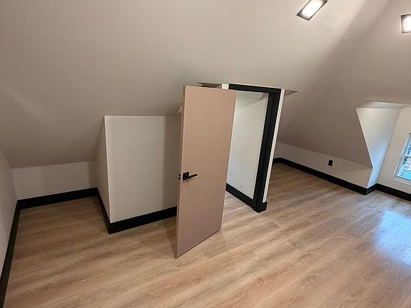 4th image of 14610 Hawthorne Ave #3