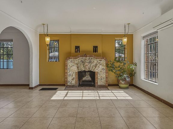 3rd image of 613 Isleta Blvd SW