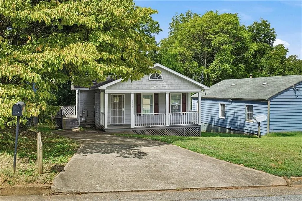 3 bed, 1.0 bath, 1144 sqft, $1,800 — Photo 1