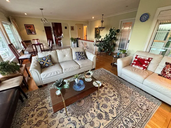 1086 Mathers Ave, West Vancouver, BC V7T 2G2