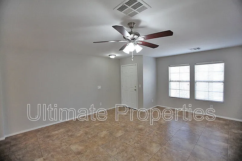 3 bed, 2.0 bath, 1919 sqft, $1,945 — Photo 3