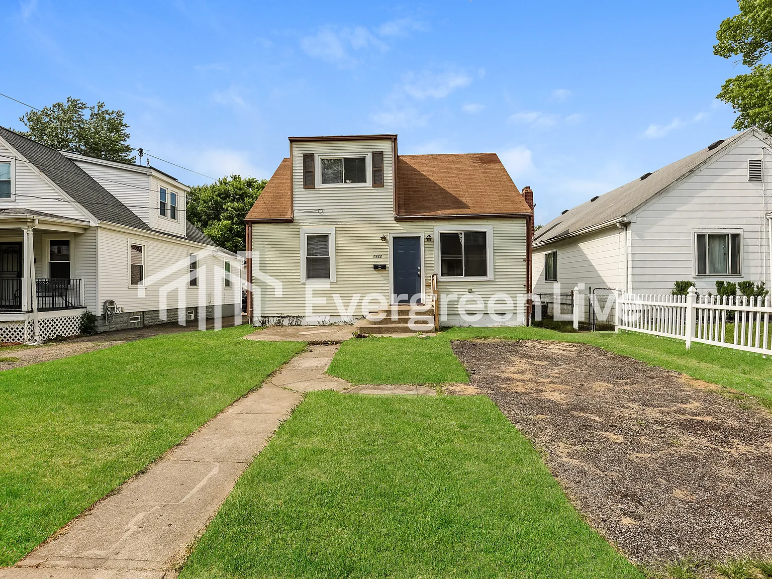 3 bed, 1.0 bath, 1523 sqft, $1,445 — Photo 1