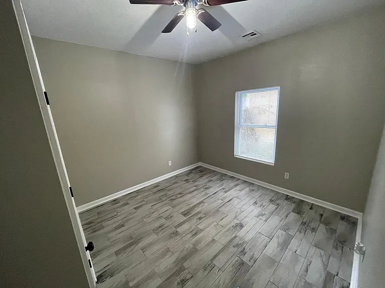2302 W 4th St — Photo 6