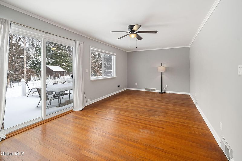 2nd image of 13 E Saint Stephens Lane