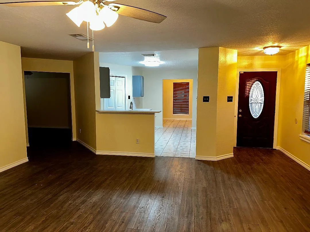5 bed, 2.5 bath, 2385 sqft, $2,300 — Photo 4