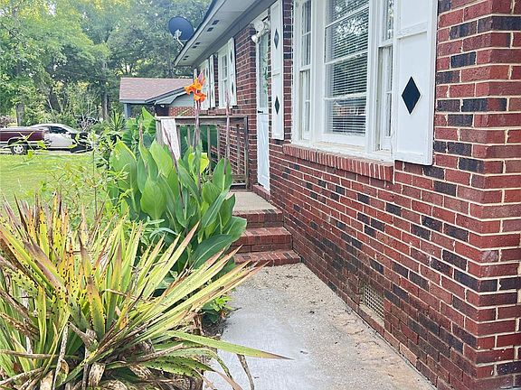3rd image of 1174 Stanley Dr