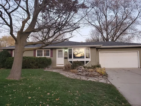 399 Laurel Dr, North Aurora, IL 60542