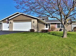 11081 Meadowsweet Ln, Roscoe, IL 61073