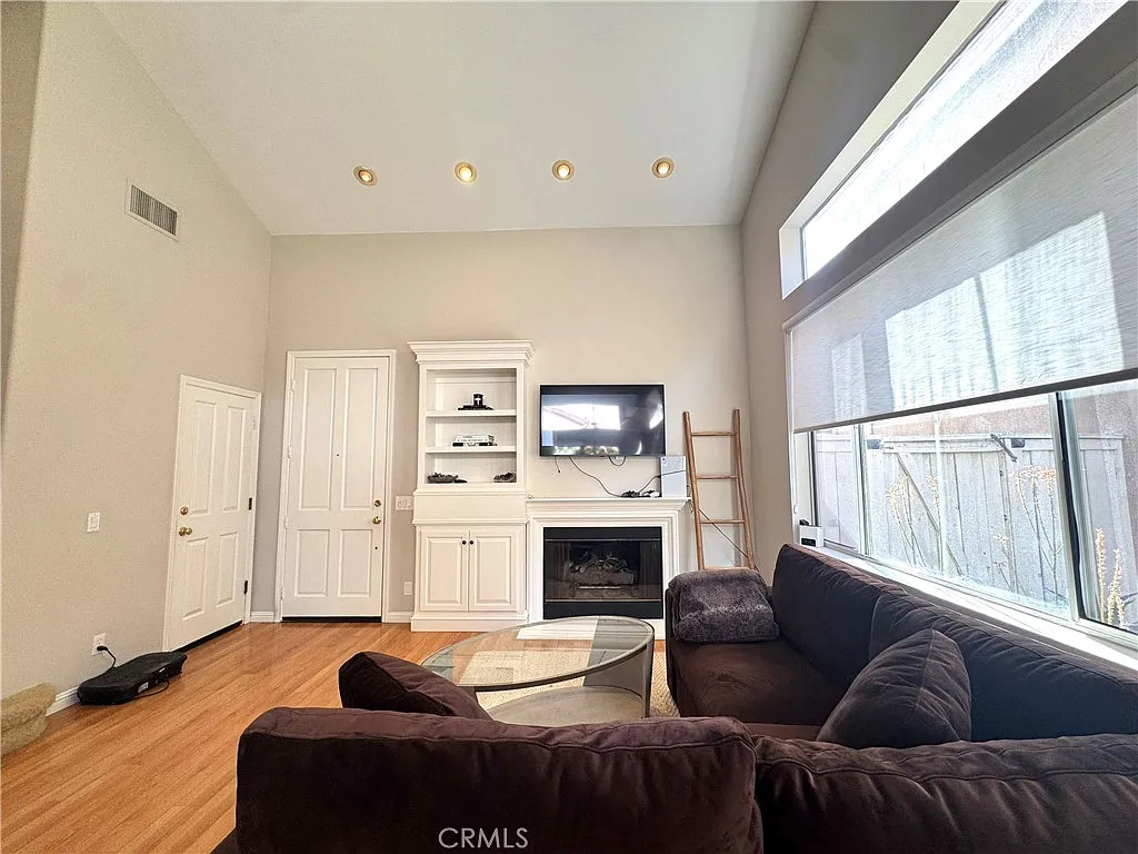 3 bed, 1351 sqft, $4,495 — Photo 4