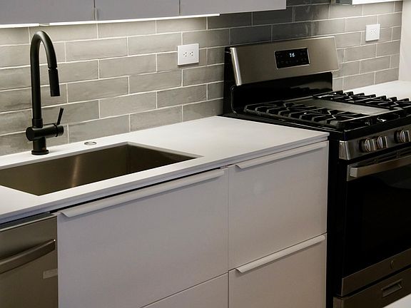 4th image of 1572 Howard St #1572