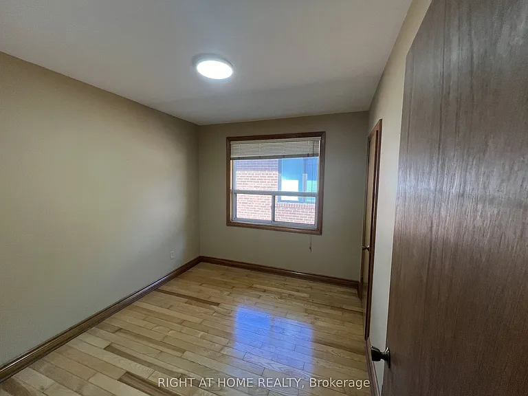 9 Dewlane Dr #MAIN FLOOR — Photo 12