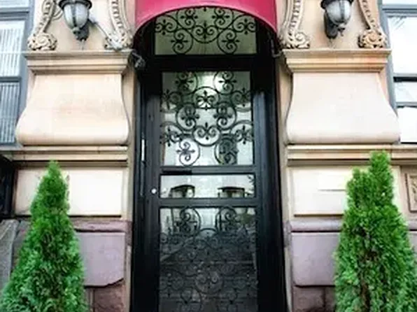 240 E 52nd St APT 1R, New York, NY 10022