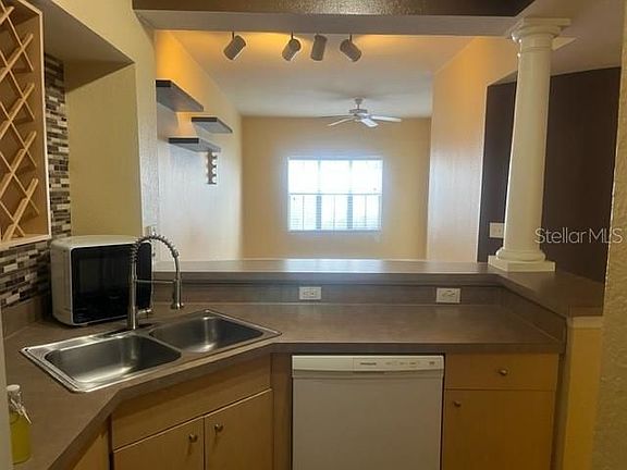 5th image of 200 4th Ave S Unit 325