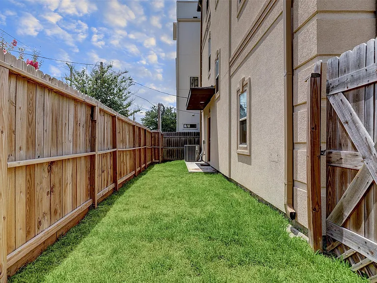 2401 Radcliffe St — Photo 19
