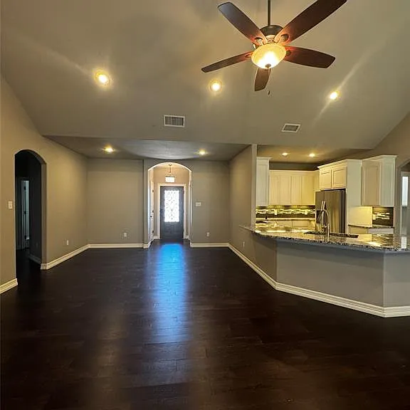 250 Southlake Dr — Photo 2