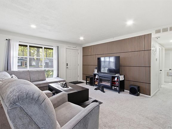 5th image of 28032 Fairfax St