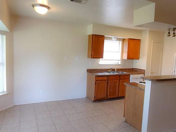 4th image of 2609 Schwertner Dr