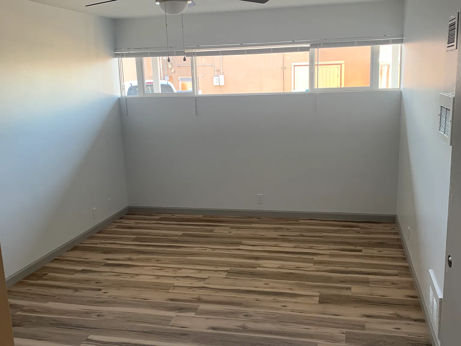 Renovated Second-Floor Apartment in the Heart of Uptown — Photo 2