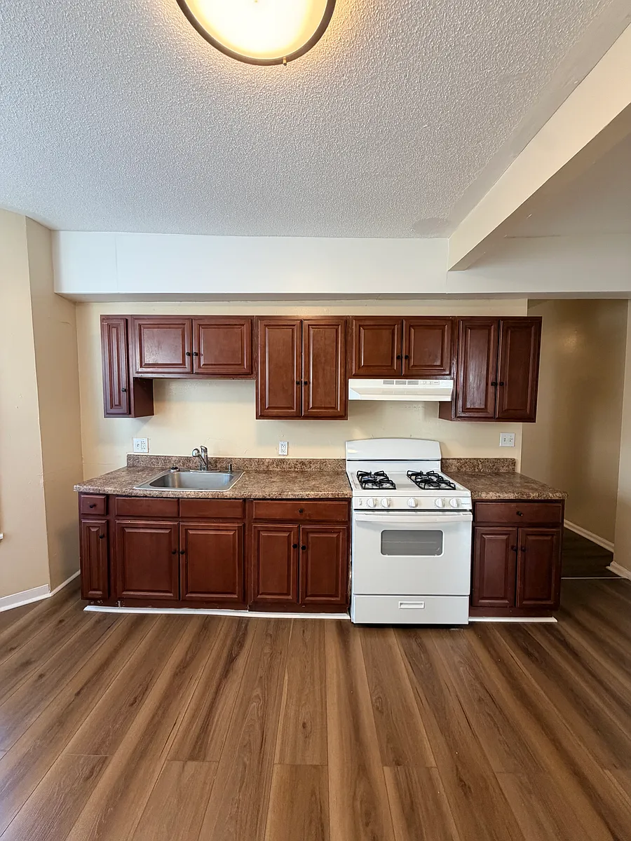Building Photo - 138 Hallock Ave #2R2