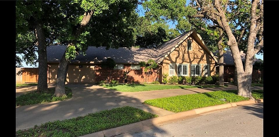 1st image of 300 NW 7th Ave