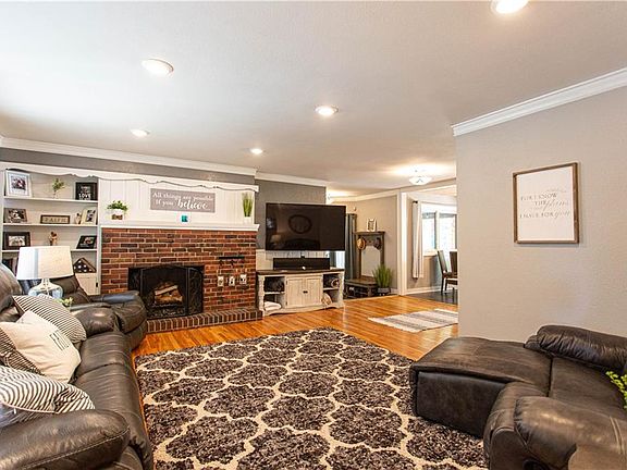 3rd image of 2312 Louise Ln