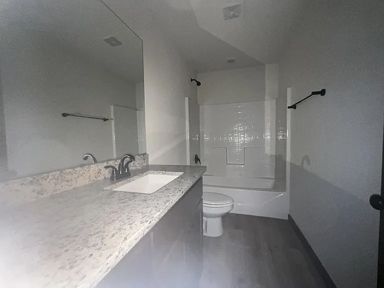 211 Isabella St — Photo 12