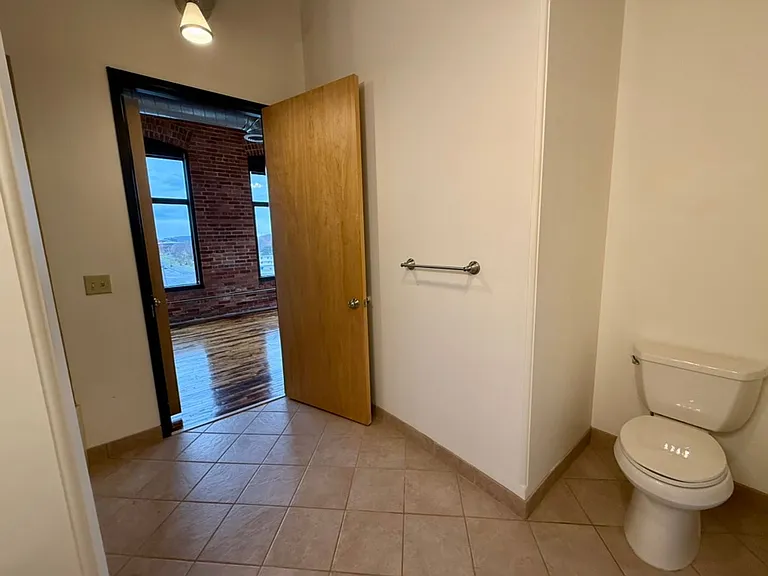 421 Broad St — Photo 9